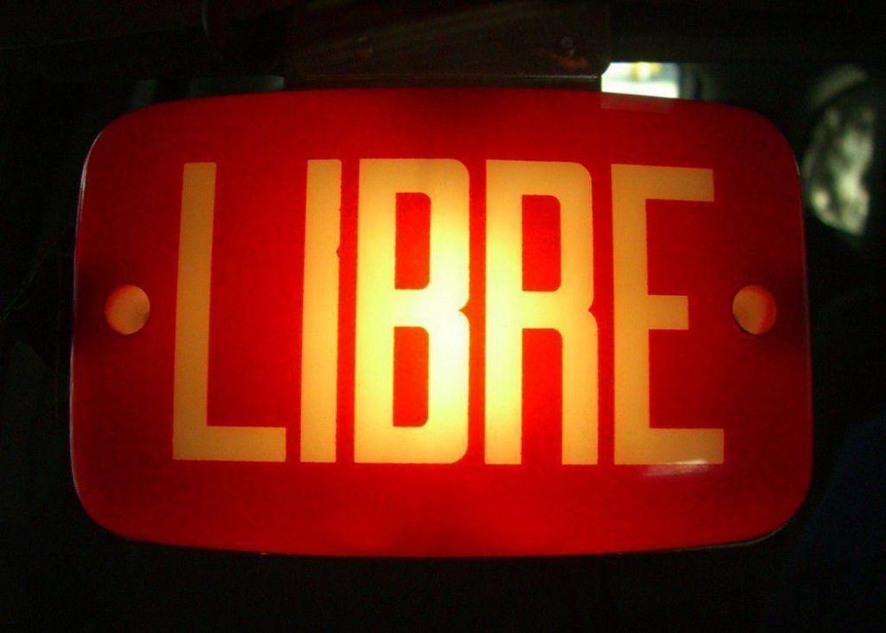 Les cay� la ficha: chocaron dos taxistas