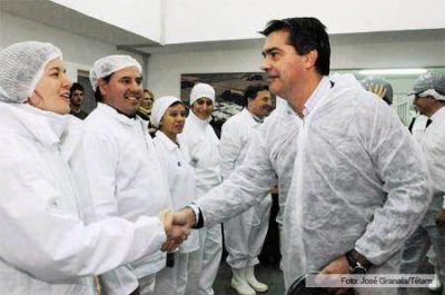 Jorge Capitanich reinaugur� un frigor�fico en la localidad santafesina de Hughes