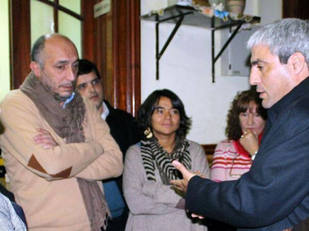 Pablo Navarro: entrega muebles y materiales en la Casa de Abrigo de Z�rate