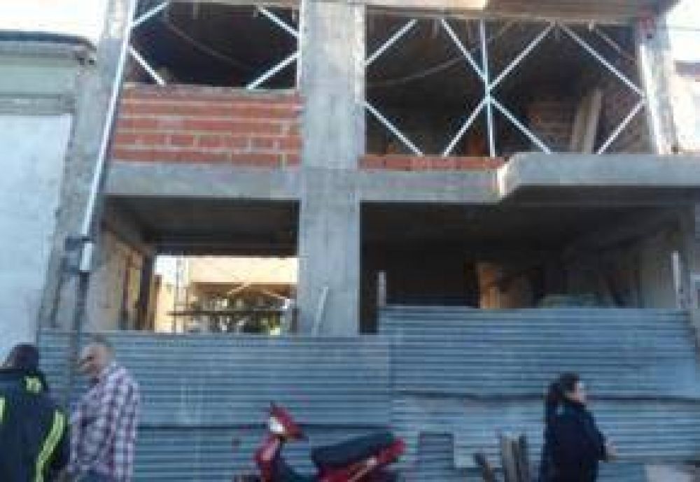 Obrero cay� de un andamio mientras trabajaba