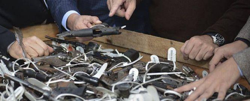 M�s de un centenar de salte�os entregaron sus armas