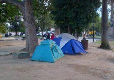 30 docentes contin�an con el acampe en la plaza central