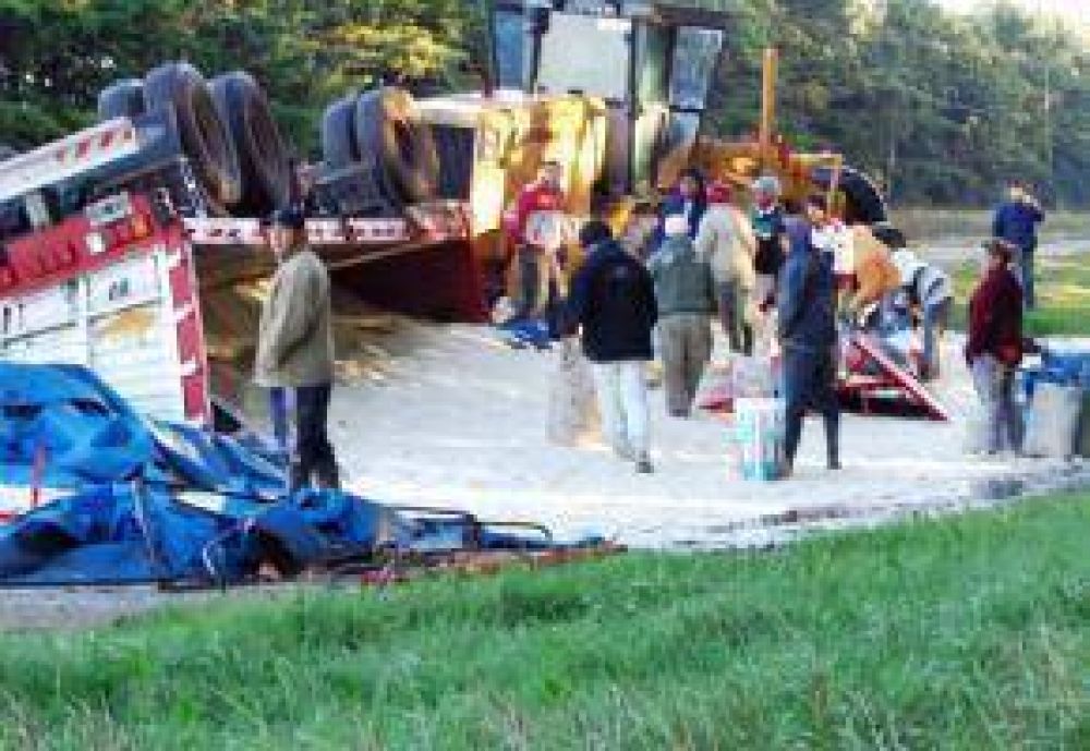Volc� un cami�n y denuncian que los inspectores se llevaban parte de la carga derramada