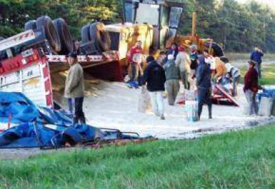 Volc� un cami�n y denuncian que los inspectores se llevaban parte de la carga derramada