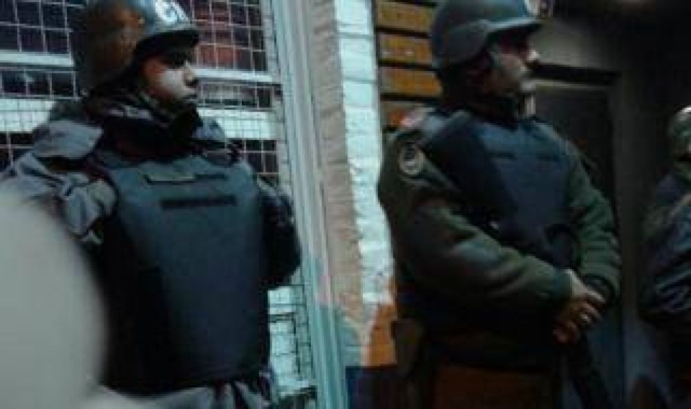 Esc�ndalo en Chacabuco: Allanan la comisar�a y clausuran dos boliches