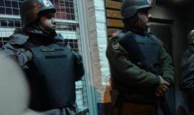 Esc�ndalo en Chacabuco: Allanan la comisar�a y clausuran dos boliches