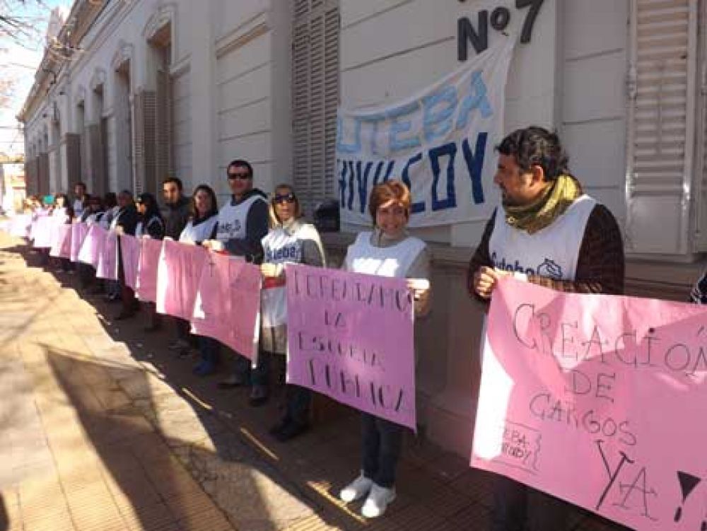 Abrazo simb�lico para reclamar cargos de Psicolog�a en las escuelas 