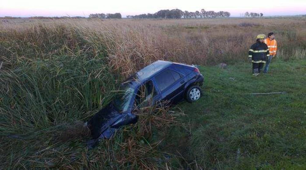 Volc� con su auto, cay� a una alcantarilla y sali� ileso