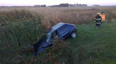 Volc� con su auto, cay� a una alcantarilla y sali� ileso