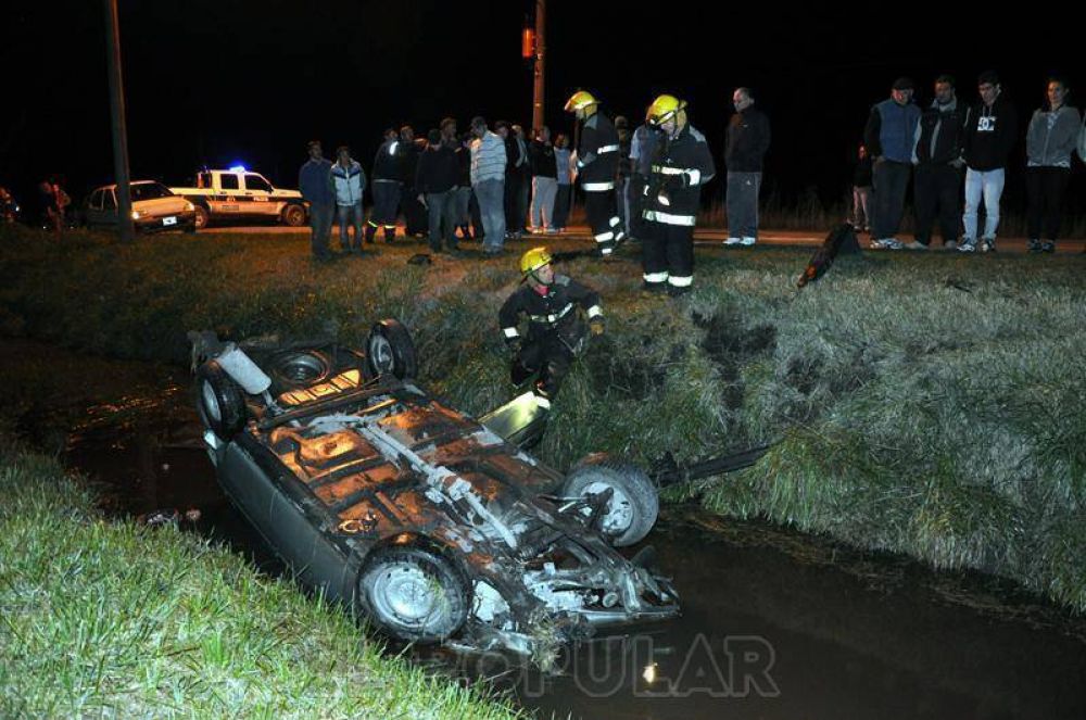 Un veh�culo intent� esquivar al tren y protagoniz� un fuerte vuelco