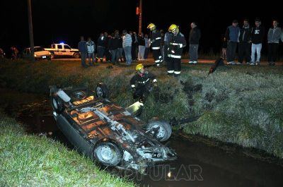 Un veh�culo intent� esquivar al tren y protagoniz� un fuerte vuelco