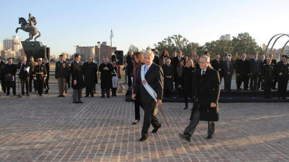 En el acto patrio, De la Sota reclam� 