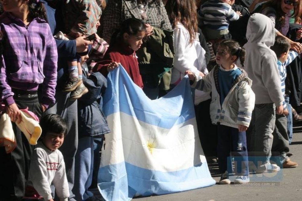 El desfile para celebrar el 25 de Mayo en Paran� se realiza hoy en calle Carb�