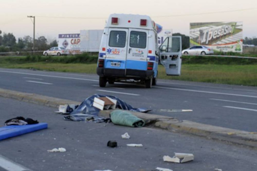 Una embarazada muri� en un choque entre una ambulancia y un Corsa en el cruce de la 18 y la A012