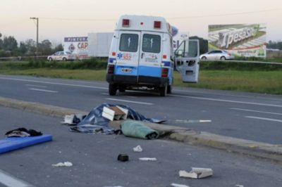 Una embarazada muri� en un choque entre una ambulancia y un Corsa en el cruce de la 18 y la A012