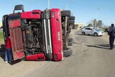 Un cami�n cargado con cajones de ajo volc� en la rotonda sur de la ruta nacional 127