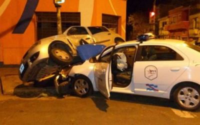 Un patrullero choc� un auto y hubo varios heridos