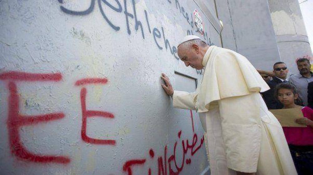 El papa rez� y toc� el muro que aisla a Palestina para compartir el sufrimiento
