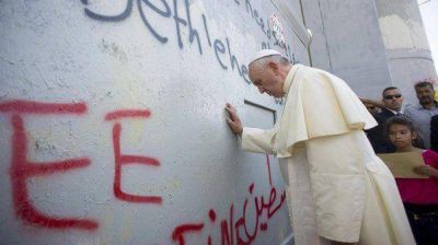 El papa rez� y toc� el muro que aisla a Palestina para compartir el sufrimiento