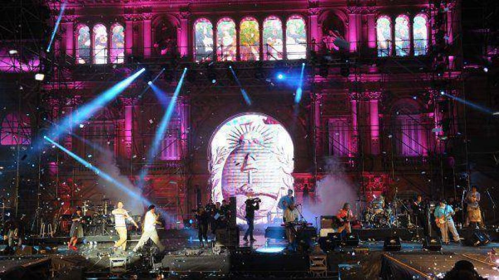 Candidatos, artistas, locro y pastelitos en la 