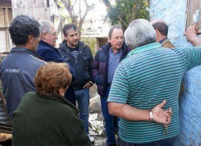 Enrique 'Japon�s' Garc�a visit� el barrio El Ceibo de Vicente L�pez
