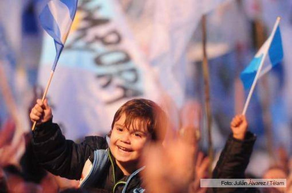 M�s de 300 mil personas acompa�aron la Fiesta Popular en Plaza de Mayo