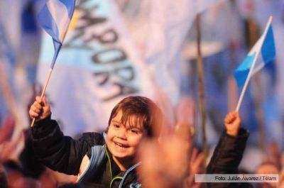 M�s de 300 mil personas acompa�aron la Fiesta Popular en Plaza de Mayo