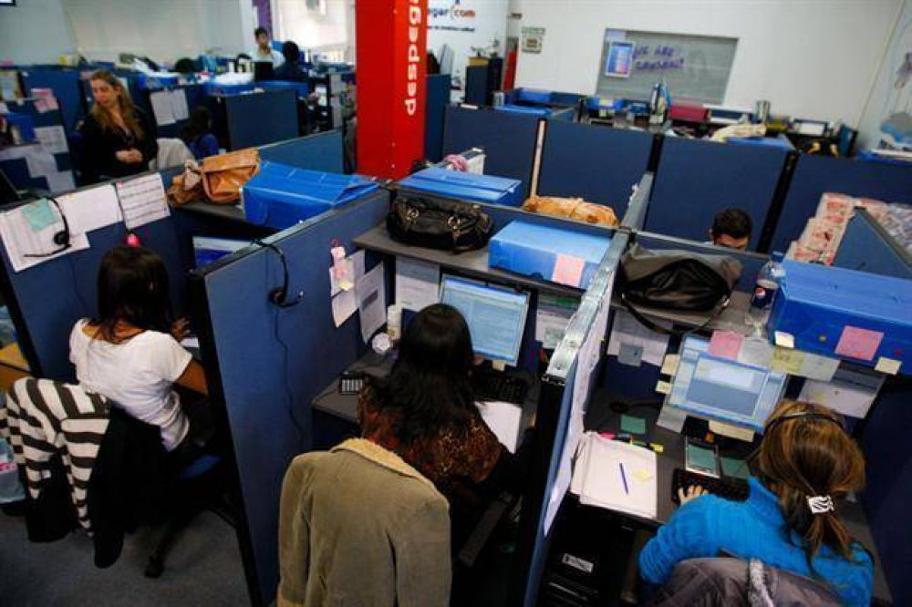 Mientras avanza la ley para regular los call center, en Atento temen por despidos