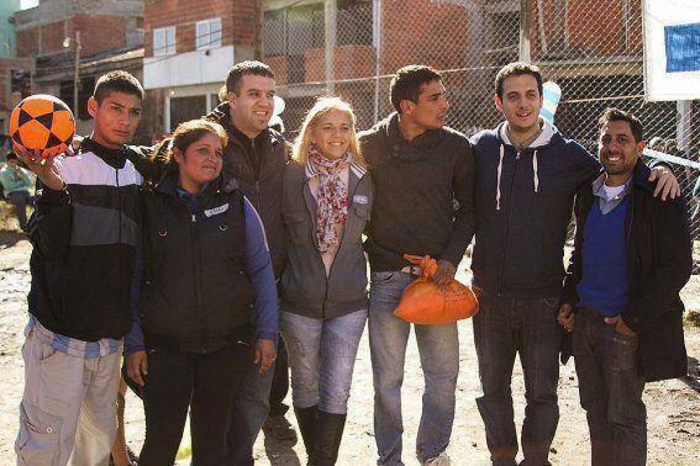 JULI�N �LVAREZ INAUGUR� UNA PLAZA Y UNA CANCHA DE FUTBOL INFANTIL EN EL PUEBLITO DE PUENTE ALSINA
