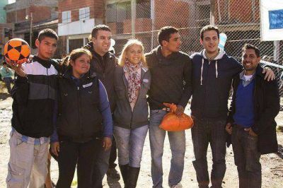JULI�N �LVAREZ INAUGUR� UNA PLAZA Y UNA CANCHA DE FUTBOL INFANTIL EN EL PUEBLITO DE PUENTE ALSINA