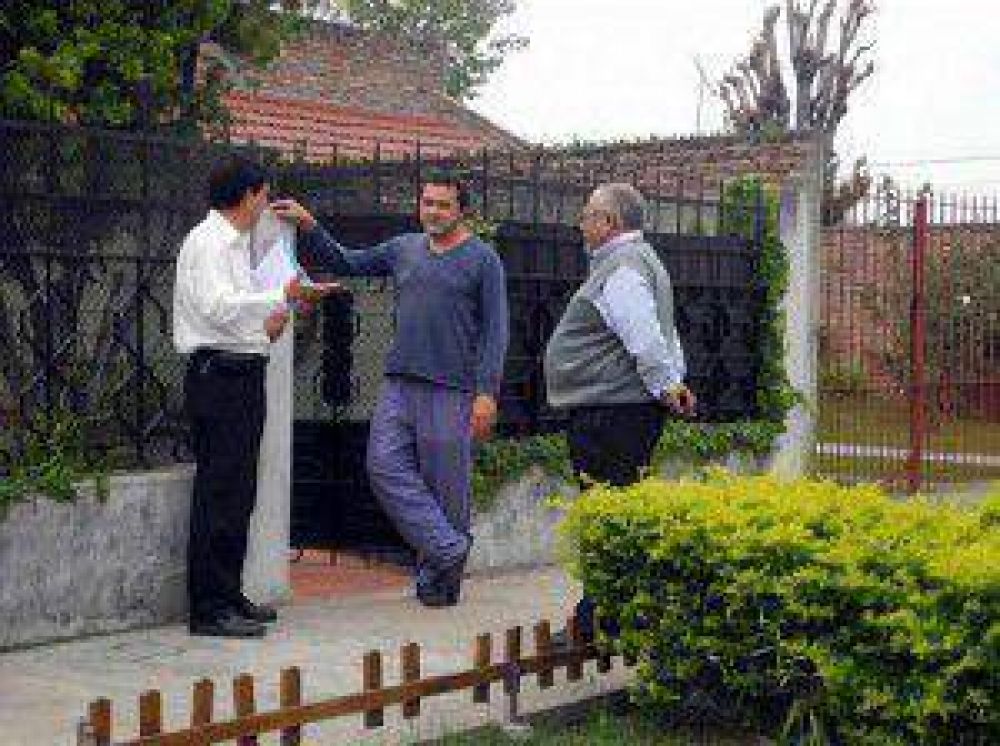 Supervisan con la gente las tareas hechas en el barrio