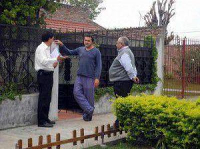 Supervisan con la gente las tareas hechas en el barrio