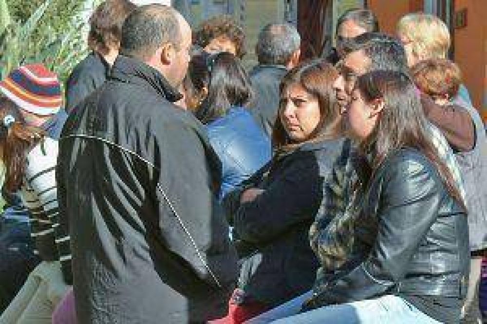 Una multitud acompa�� ayer los restos de Sirley hasta el cementerio de Selva