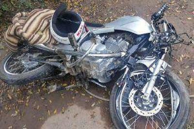 Motociclista sobrepas� un auto, choc� una camioneta y muri�