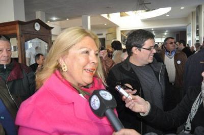 Elisa Carri�: �En la segunda rep�blica hay que recuperar lo robado�