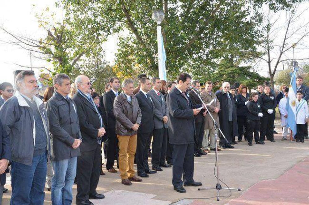 El intendente Larra�aga encabez� los actos oficiales del 25 de Mayo en Santa Rosa