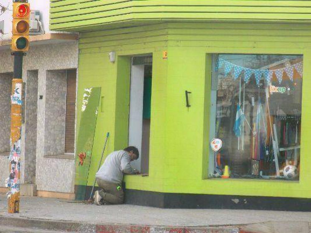 Vidrieras rotas en el centro de Santa Rosa