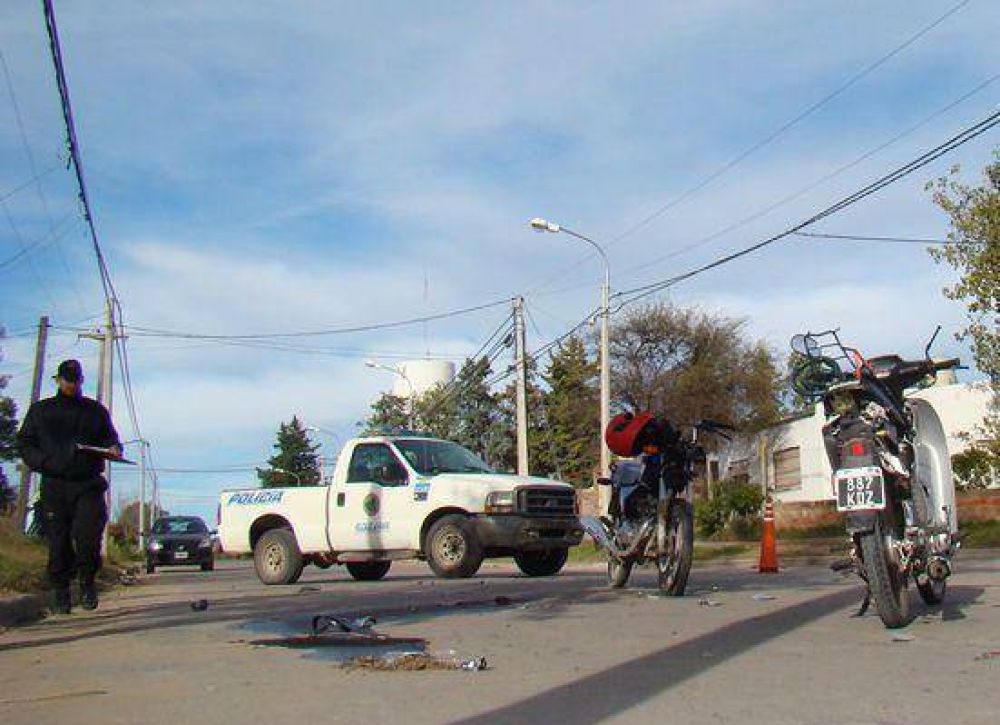 Chocaron dos motos en la Ra�l B. D�az