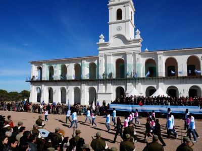 Con un multitudinario desfile San Luis celebr� el 25 de Mayo