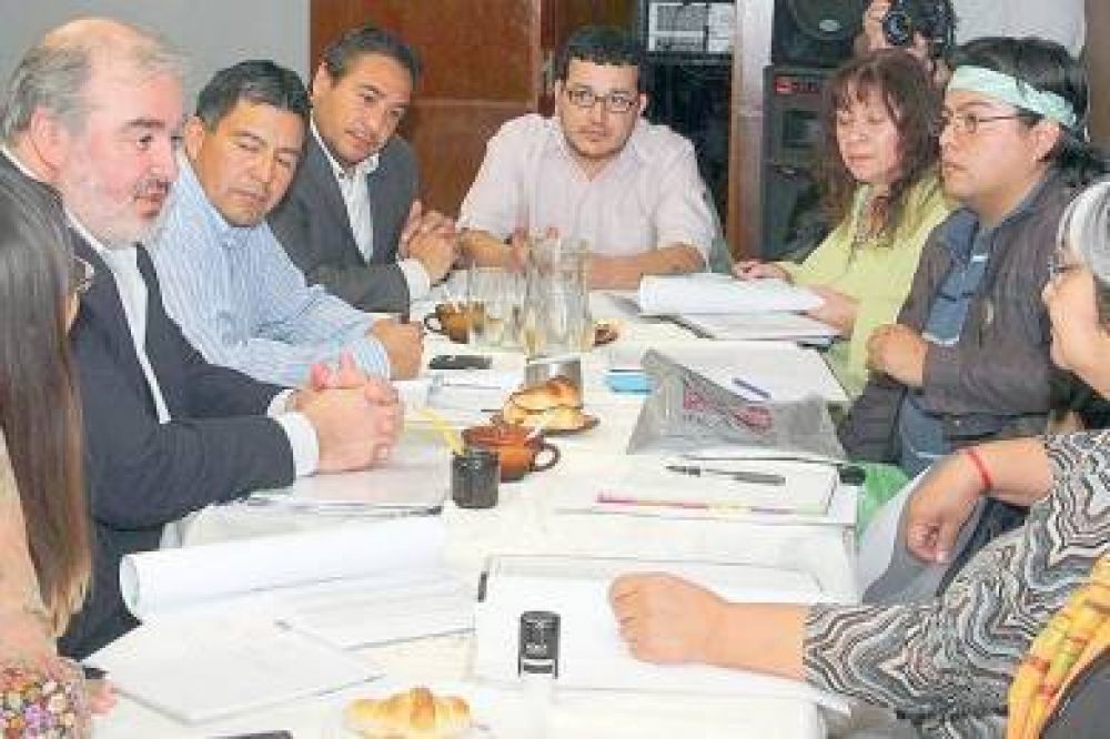 Educaci�n promueve la activa participaci�n de los pueblos originarios en la gesti�n de est�mulos escolares
