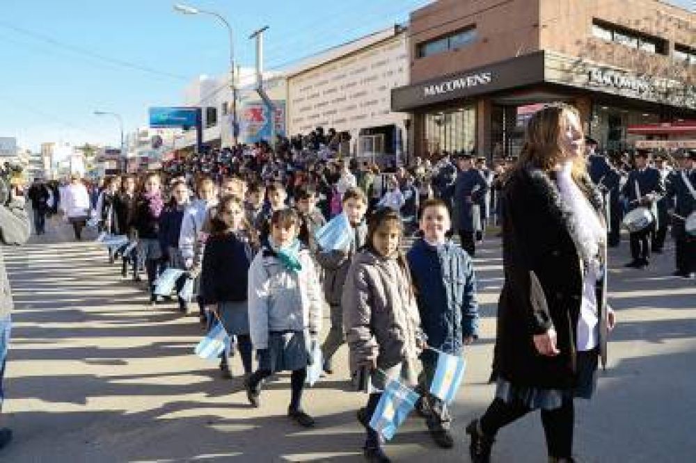 El sol del 25 reuni� a las familias en el centro de la ciudad