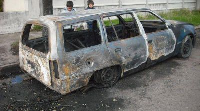 Coronel Dorrego: quemacoches prendieron fuego tres veh�culos