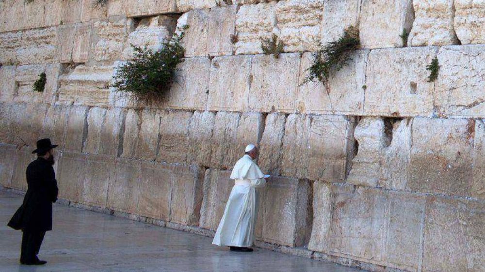 El Papa visit� el Muro de los Lamentos y el cementerio de las v�ctimas del Holocausto