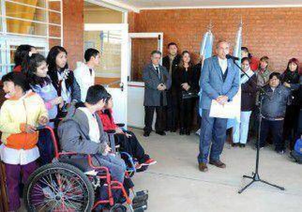 Loncopu�: Sapag inaugur� viviendas y una escuela 