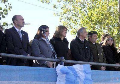Eseverri encabez� el Acto Oficial Aniversario de la Revoluci�n de Mayo en Loma Negra