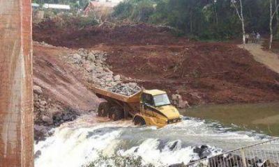 La lluvia se llev� la construcci�n del puente provisorio en Acaragu�