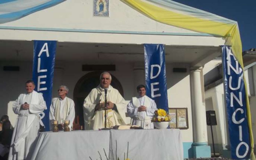 Numerosos fieles honraron a Mar�a Auxiliadora