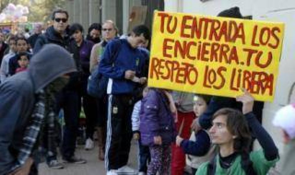 Protesta de activistas en el zool�gico de La Plata