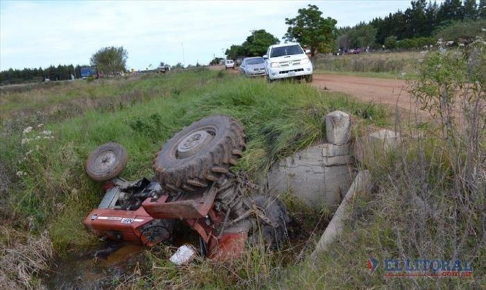 Muri� un hombre al volcar un tractor y caer a una alcantarilla en Juan Pujol
