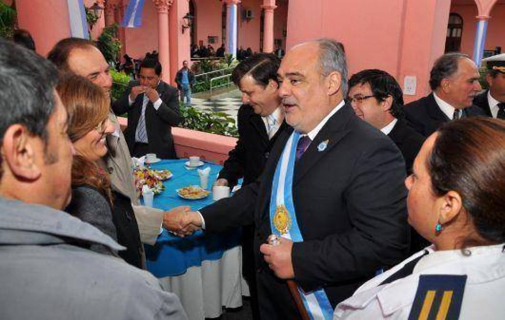 Ricardo Colombi encabez� los actos por el 25 de Mayo